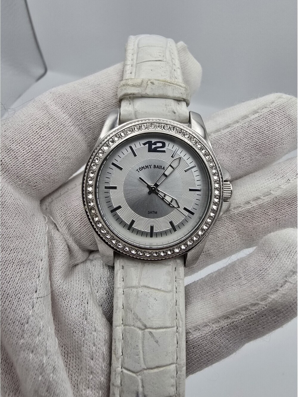 Tommy Bahama TB2128 Stainless Steel Crystal Bezel White Leather Analog Quartz